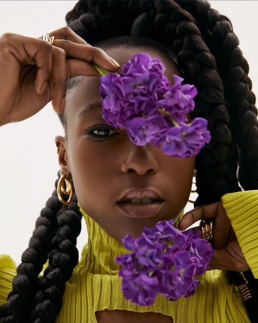 Beauty editorial med lila blommor